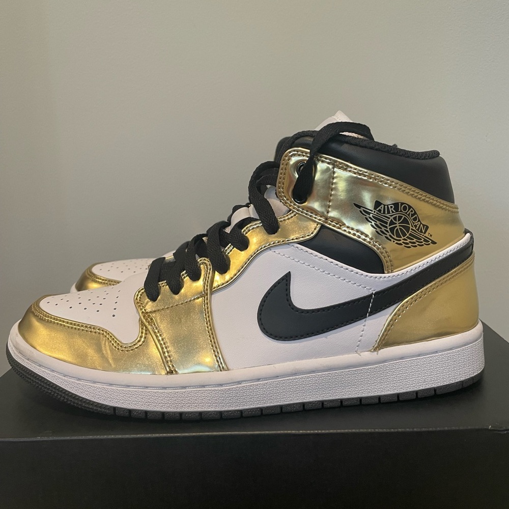 Jordan Men's Gold and Black Sneakers